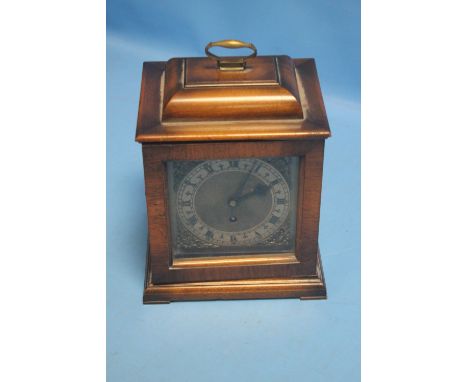 A WOODEN CASED MANTEL CLOCK WITH KEY