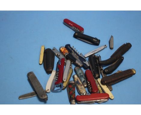 VINTAGE PENKNIVE'S AND POCKET KNIVES INCLUDES SOME MILITARY ISSUES
