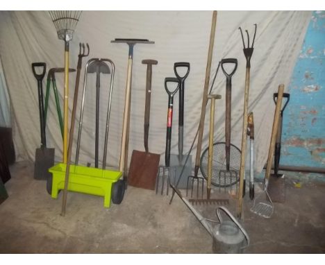 A SELECTION OF GARDEN TOOLS
