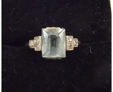 An 18ct white gold and platinum Art Deco ring set aquamarine and chip diamonds