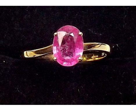 A 9ct gold ring set pink sapphire 