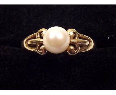 A 9ct gold ring set pearl 