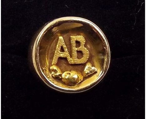 A 9ct gold gentlemans ring with logo 'AB' for the 'Arctic Brotherhood' an order set up in 1899 for the benefit of gold digger