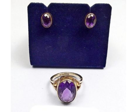 A Victorian 9ct gold ring set oval cut amethyst and pair of matching earrings 