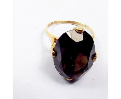 A 9ct gold ring set smokey quartz 