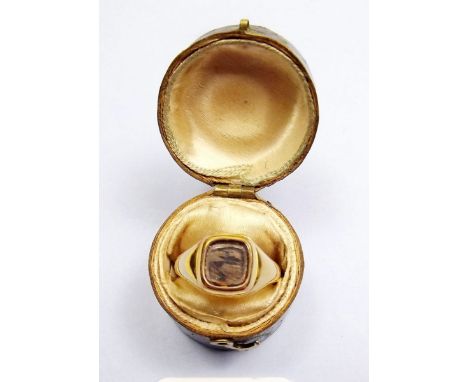 A Victorian 18ct gold mourning ring set hair panel 