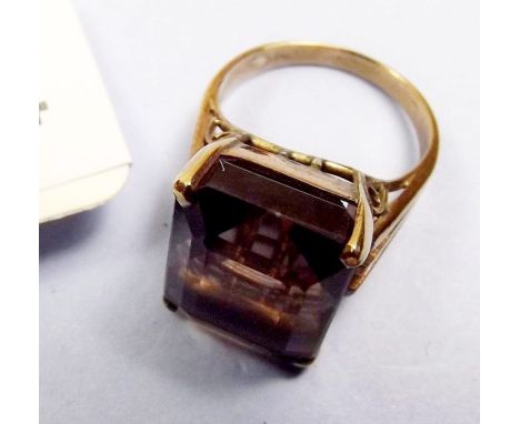 A 14 carat gold ring set smokey quartz 