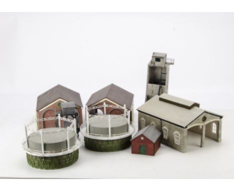 Hornby Scaledale 00 Gauge Buildings: including Gasometers (2), Two-Road Engine shed, Goods Depots (2, both  with roof damage)
