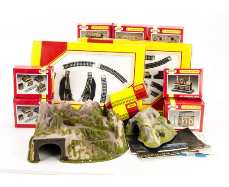 Hornby Minitrix N Gauge Starter Set Track Pack and Accessories: No 101 Goods Set comprising 0-4-0 Tank Engine and three truck