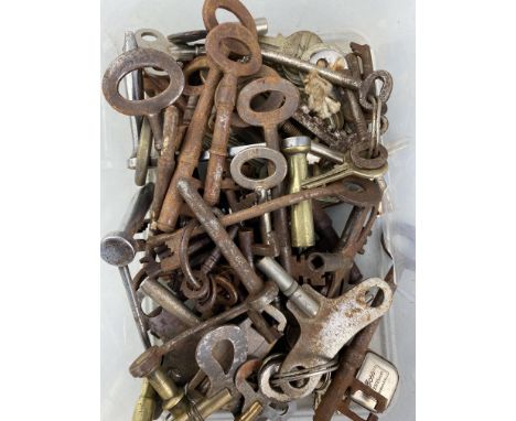 LOT OF VINTAGE KEYS