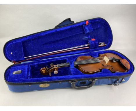 STENTOR STUDENT I VIOLIN, with bow, in fitted case