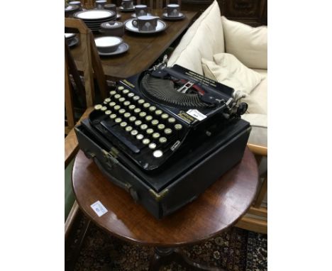 REMINGTON COMPACT PORTABLE TYPEWRITER
