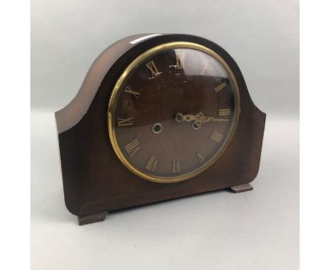 EARLY 20TH CENTURY SMITH'S MANTEL CLOCK IN OAK CASE, 29cm wide