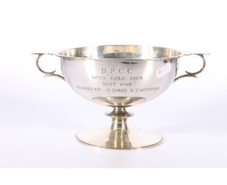 Edward VII silver pedestal prize cup trophy of quaich form with inscription "DPCC Open Golf 1969, Best Pair, Runners Up S Dav