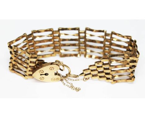 A 9ct gold gate bracelet, wt. 14.09g, length 16cm.  Condition - link to end loop on both ends a little contorted, otherwise o