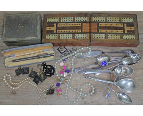 A mixed lot comprising hallmarked silver and white metal, a hallmarked silver propelling pencil, military buttons, a cribbage