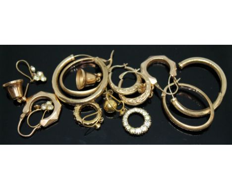 A mixed lot of 9ct gold and yellow metal earrings, gross wt. 11.37g.  