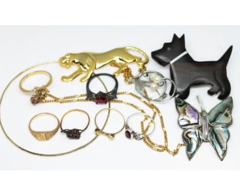 Assorted jewellery comprising a 9ct gold chain, a hallmarked 9ct gold ring, a yellow metal bangle, a hallmarked 9ct gold sign