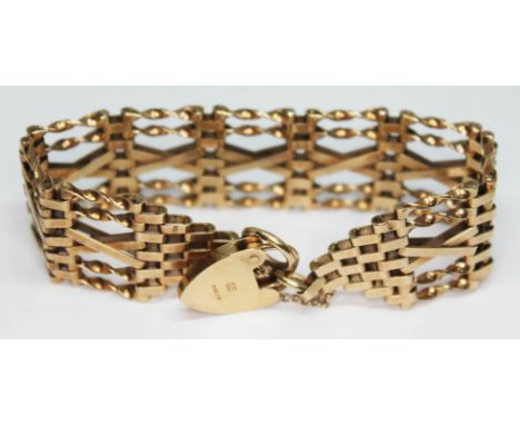 A hallmarked 9ct gold gate bracelet, wt. 23.60g, length 16cm.  Condition - good, minor wear only, appears repair damage/free.