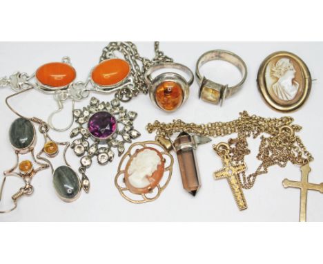 Assorted jewellery comprising a hallmarked 9ct gold mounted shell cameo pendant, two crucifixes on chains marked '9k' and one