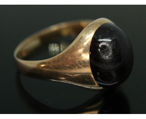 A garnet cabochon signet ring, the garnet measuring approx. 13mm x 10cm x 5mm, sponsor's mark 'GS', no further marks, gross w