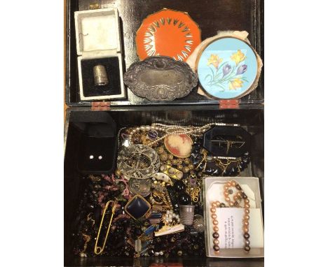 Japanese lacquer box containing vintage costume jewellery, two Stratton compacts, buckles, silver thimble in case, silver pin