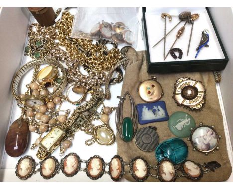 Group of antique and vintage jewellery including Victorian stick pins, Victorian and later brooches, silver mounted cameo bra