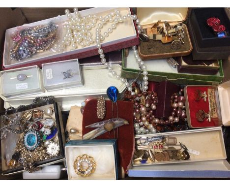 Group of vintage costume jewellery and bijouterie including brooches, beads, simulated pearls, cufflinks etc