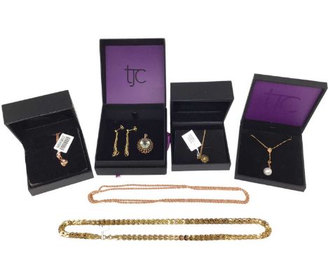 Group of 9ct gold jewellery to include a cultured pearl and diamond pendant necklace, rose gold necklaces and yellow gold nec