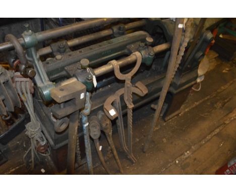 A pipe vice, length approx. 45 1/2", three further smaller examples, a ladder platform and a clamp (6).