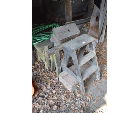 Three wooden trestles, a step ladder and a box (5). 