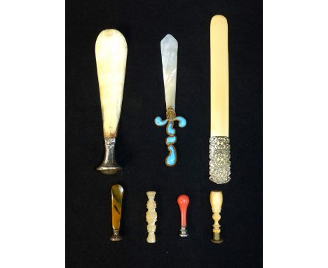 Late 19th C letter opener, enamelled decoration with mother-of-pearl 'blade', horn shoe horn, seals. (7)