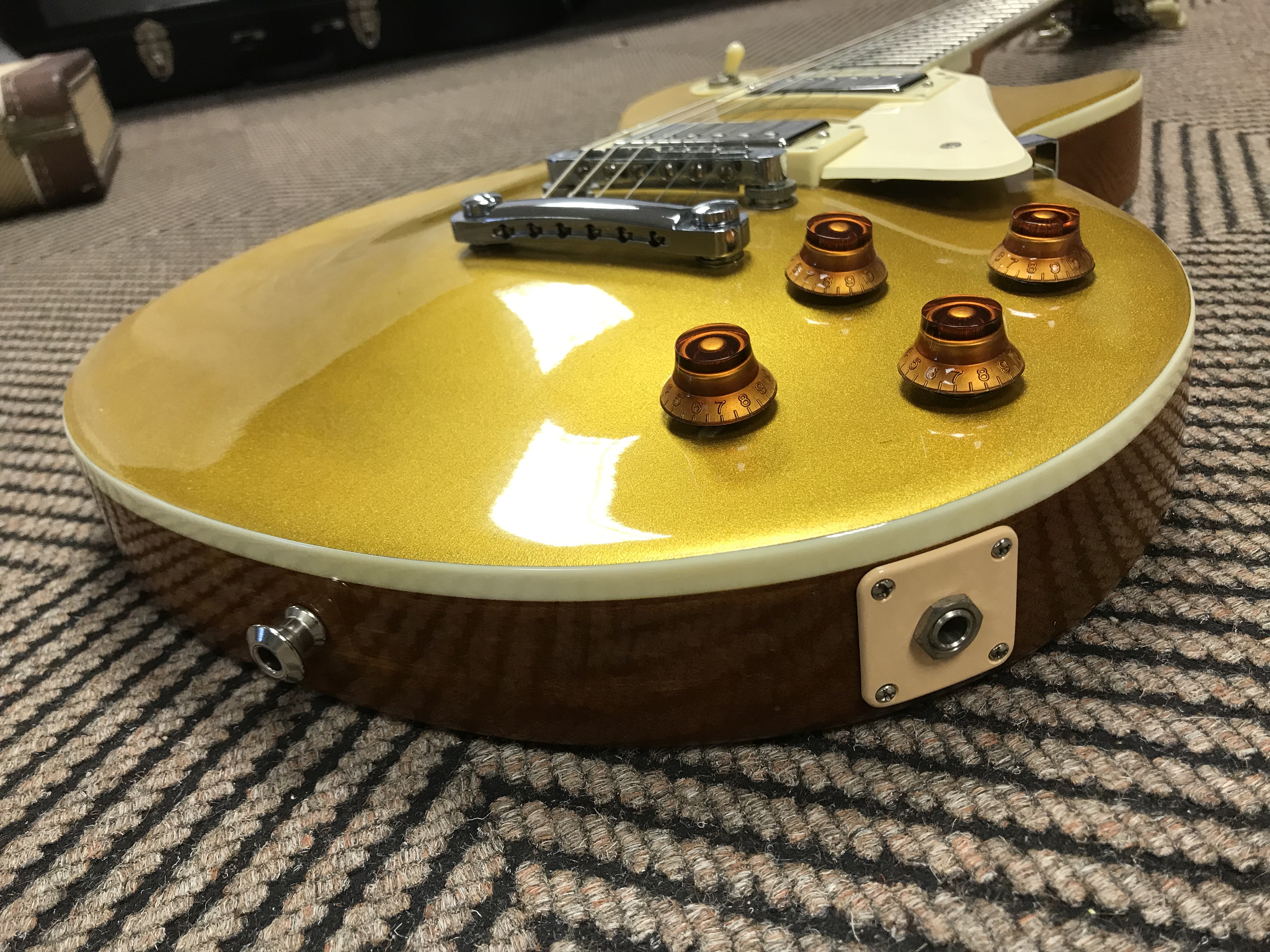 Gibson Les Paul metallic gold, white pickguard with trapezoid inlay