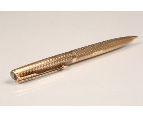 9 carat gold Parker propelling pencil with engine turned decoration 12.5cm long The propelling pencil is in excellent working