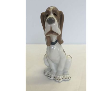 A Nao by Lladro ceramic figure of a Bassett Hound. Measures approx 8"/20cm tall.