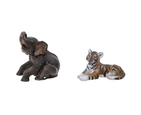 ROSENTHAL 2 Tierfiguren 'Junger Tiger' und 'Junger Elefant', um 1940. Entwürfe von Theodor Kärner, kleiner liegender Tiger, M