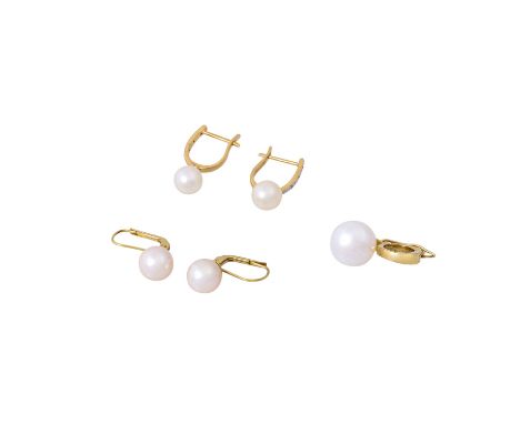 Konvolut Perlenschmuck 3-teilig, bestehend aus 2 Paar Ohrringen mit Zuchtperlen davon 1x mit Diamanten, GG 14K, 5,3 g und 1 C