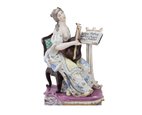 LUDWIGSBURG 'Mandolinenspielerin', um 1765.Weißporzellan polychrom staffiert, auf einem Stuhl sitzende singende Dame, eine Ma