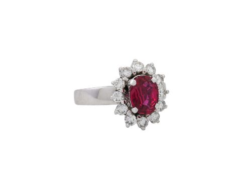 Ring mit feinem, sehr klaren Rubin und Brillanten von zus. ca. 0,75 ct, ca. GW (K-L)/VS-SI, Rubin ca. 2 ct, WG 8K, 6 gr, RW: 