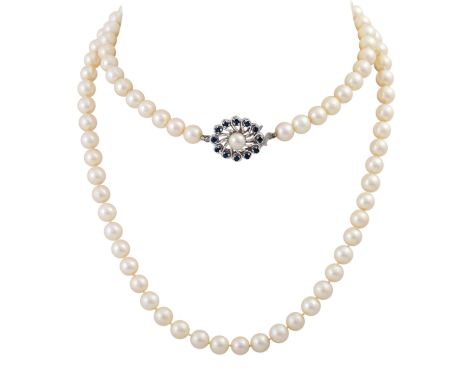Lange Perlenkette mit Saphirschließe, Akoya Zuchtperlen ca. 7 mm, L: 85 cm, ovale Schließe aus WG 18K mit Zuchtperle und 12 k