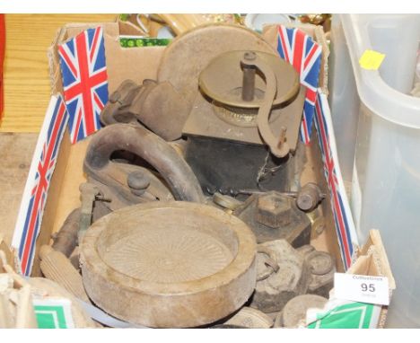 A SMALL BOX OF COLLECTABLES TO INCLUDE A COFFEE GRINDER, WEIGHTS ETC
