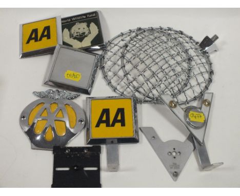 A COLLECTION OF VINTAGE CAR BADGES TO INCLUDE AA BADGES PLUS A SET OF HEADLAMP GRILLS