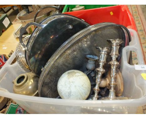 A BOX OF ASSORTED METALWARE TO INCLUDE SILVER PLATED CANDLESTICKS, OIL LAMP ETC