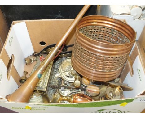 A BOX OF METALWARE TO INCLUDE A COPPER HUNTING HORN, BRASSWARE ETC