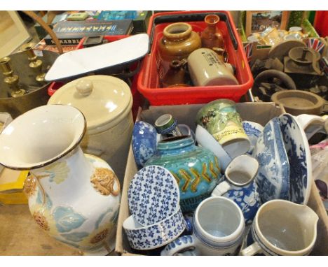 A COLLECTION OF CERAMICS AND STONEWARE TO INCLUDE SPODE