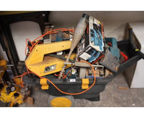 A LARGE QUANTITY OF ASSORTED POWER TOOLS ETC TO INCLUDE BENCH GRINDER, SAWS ETC CONTAINED IN A TROLLEY