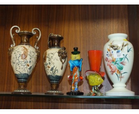 A MURANO STYLE GLASS CLOWN VASE AND FIGURE TOGETHER WITH A PAINTED GLASS VASE AND A PAIR OF CERAMIC URNS A/F (5) 