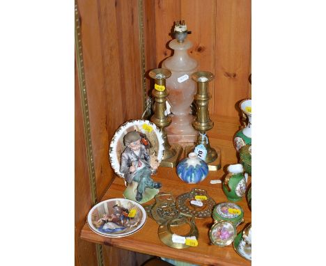 A SMALL GROUP OF SUNDRIES, to include pair brass candlesticks, horse brasses, tennis rackets, hockey stick etc