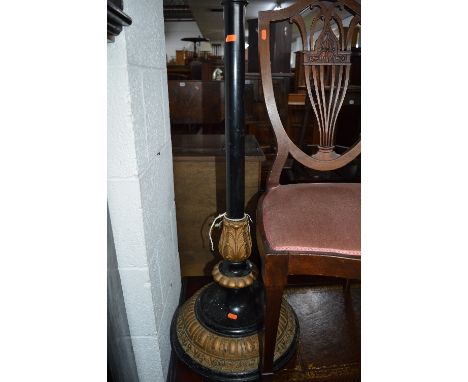 AN EARLY 20TH CENTURY LACQUERED AND GILT WOOD STANDARD LAMP