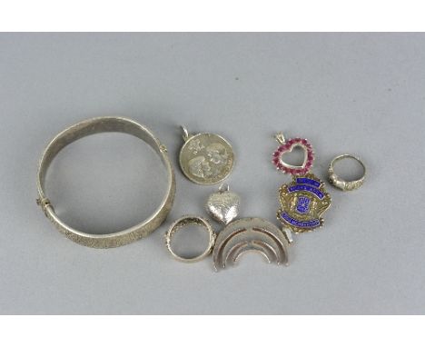 A BAG OF MIXED SILVER, etc to include bangle, locket, ring, etc